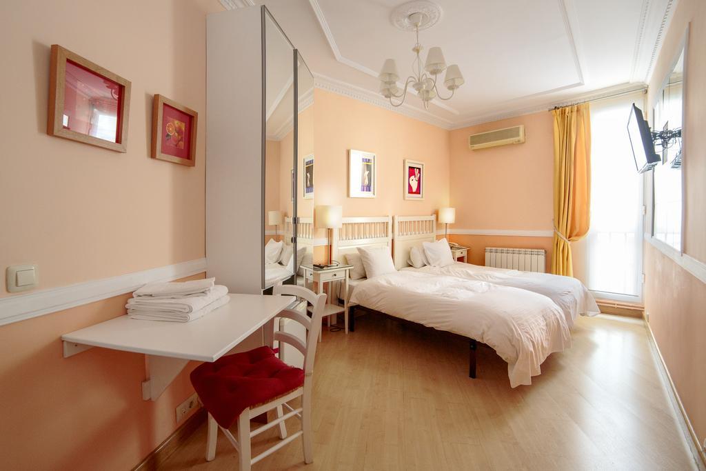 Hostal Adriano Madrid Buitenkant foto