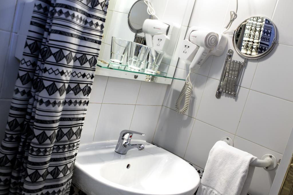 Hostal Adriano Madrid Buitenkant foto