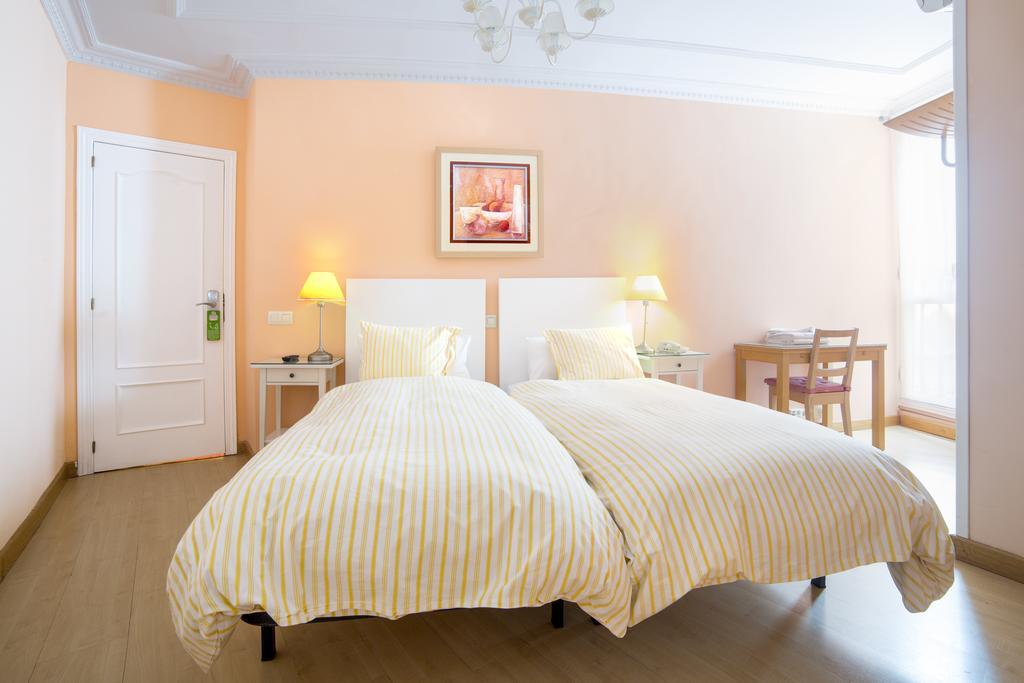 Hostal Adriano Madrid Buitenkant foto