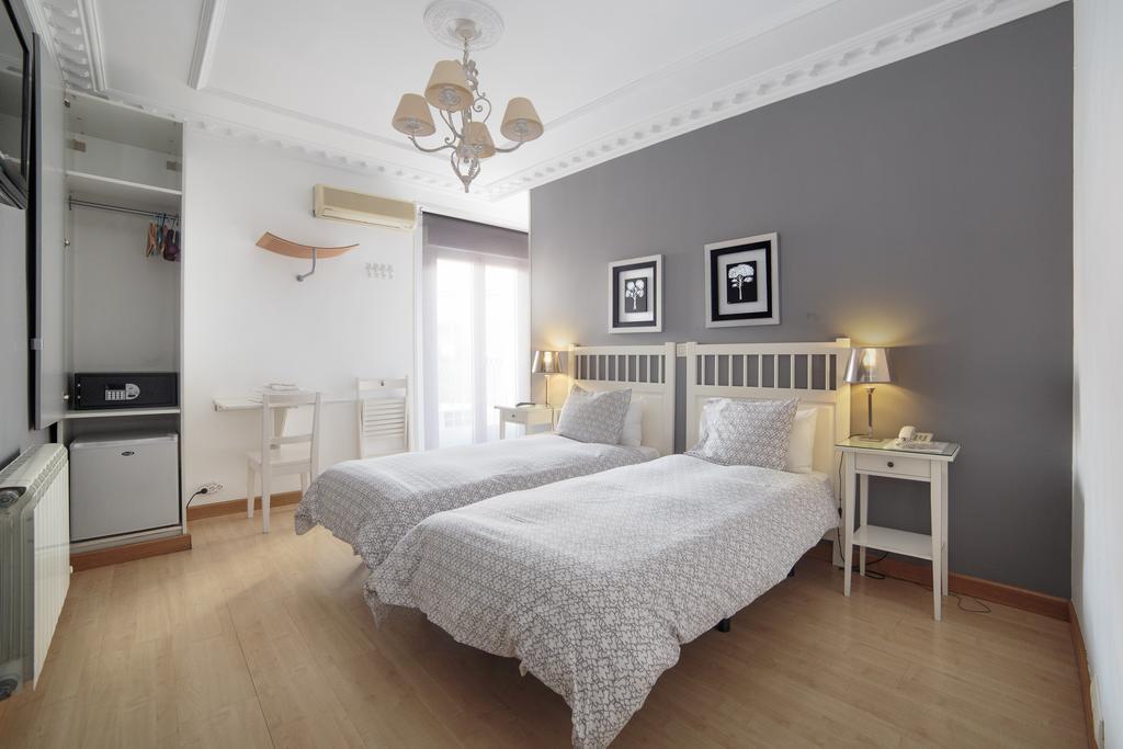 Hostal Adriano Madrid Buitenkant foto