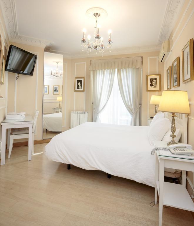 Hostal Adriano Madrid Buitenkant foto