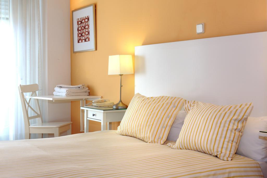 Hostal Adriano Madrid Buitenkant foto