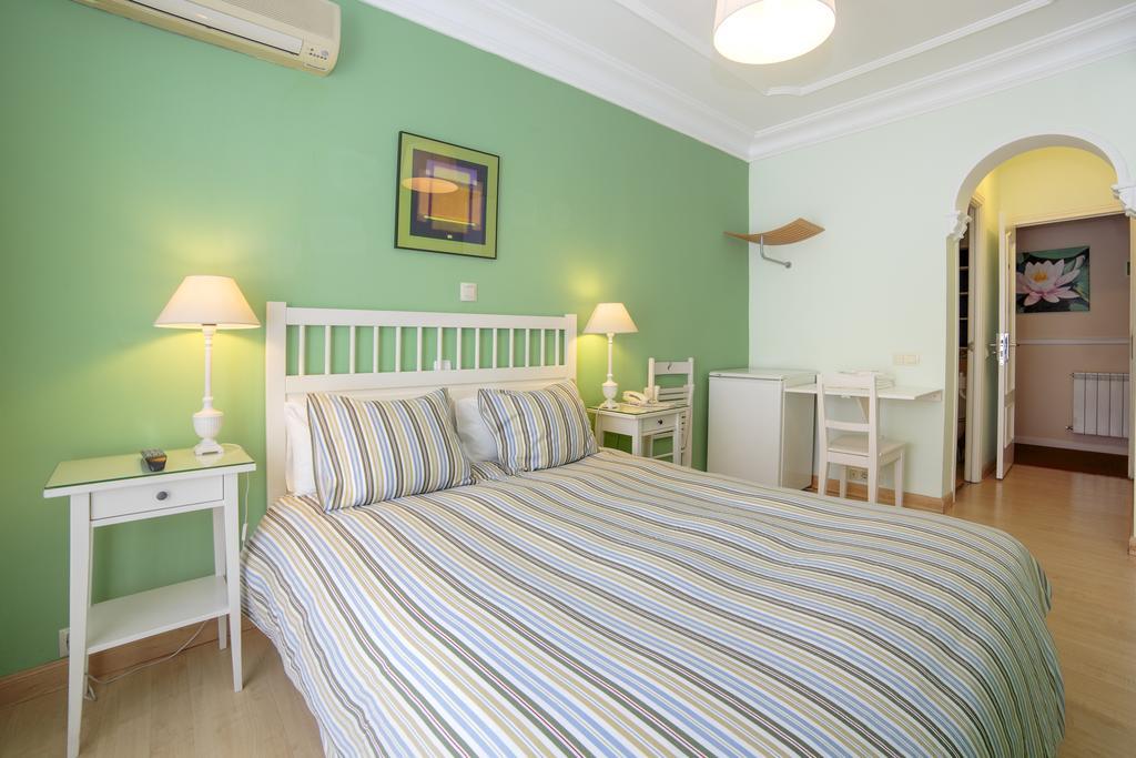 Hostal Adriano Madrid Buitenkant foto