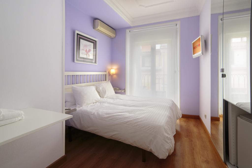 Hostal Adriano Madrid Buitenkant foto