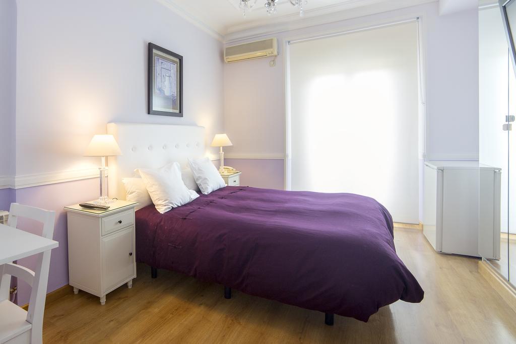 Hostal Adriano Madrid Buitenkant foto