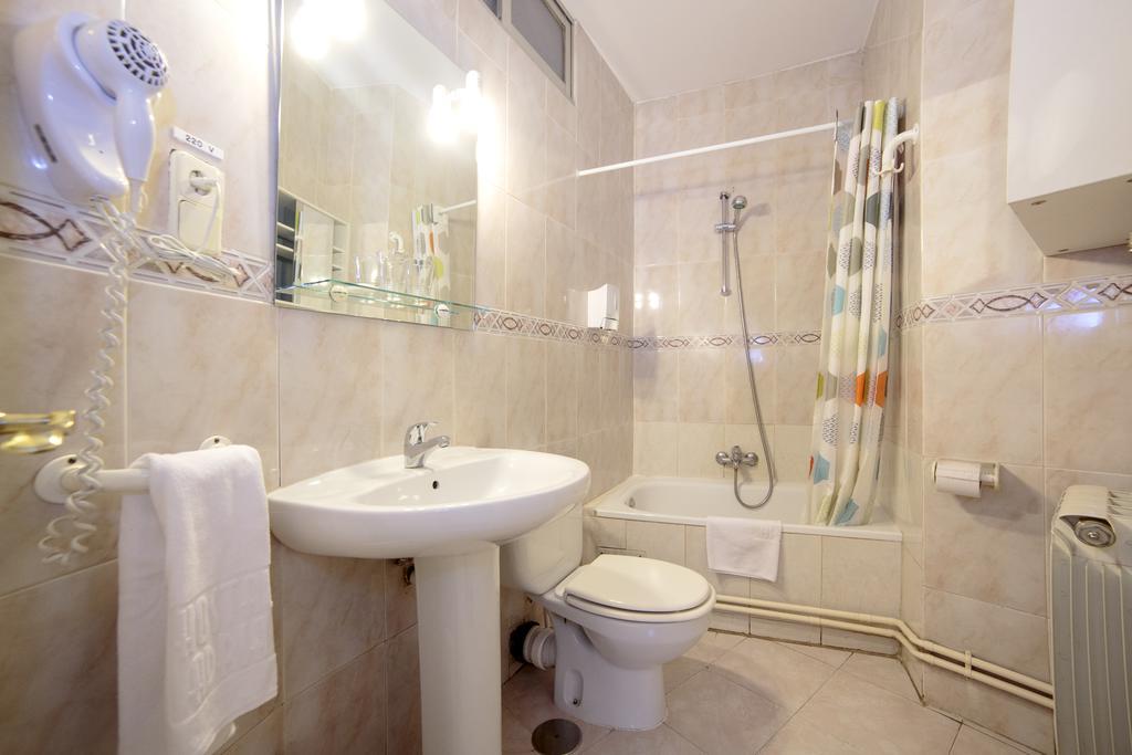 Hostal Adriano Madrid Buitenkant foto