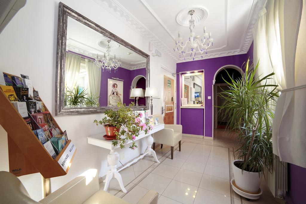 Hostal Adriano Madrid Buitenkant foto