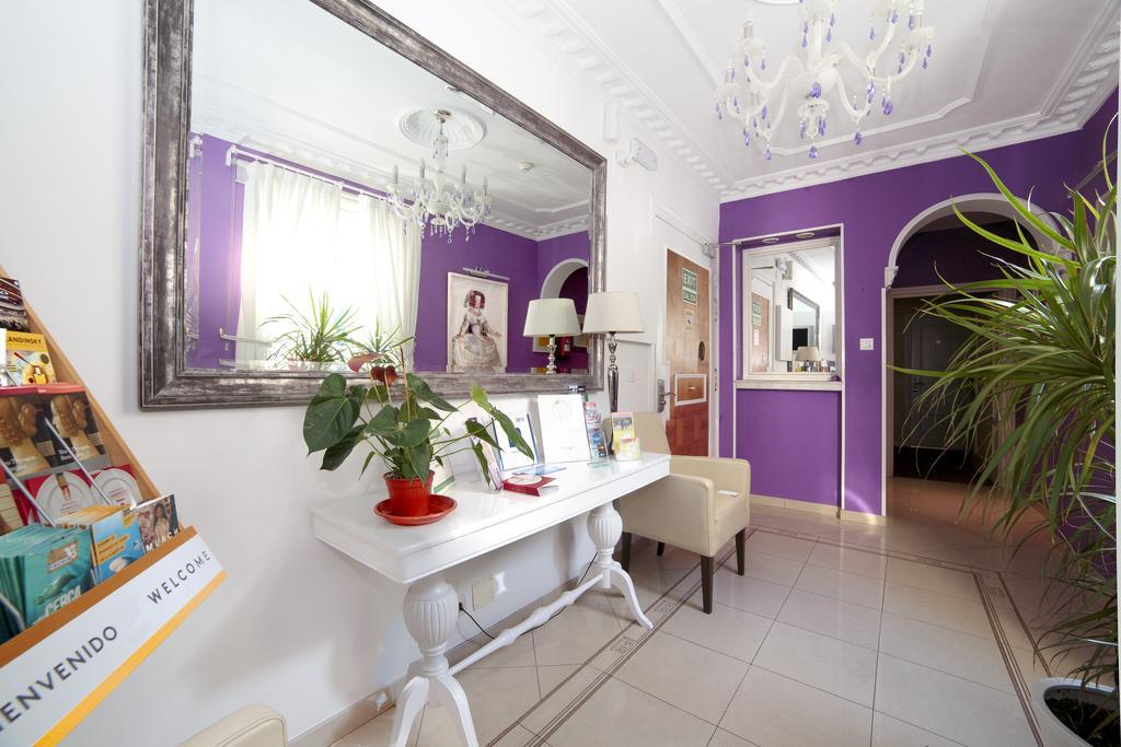 Hostal Adriano Madrid Buitenkant foto