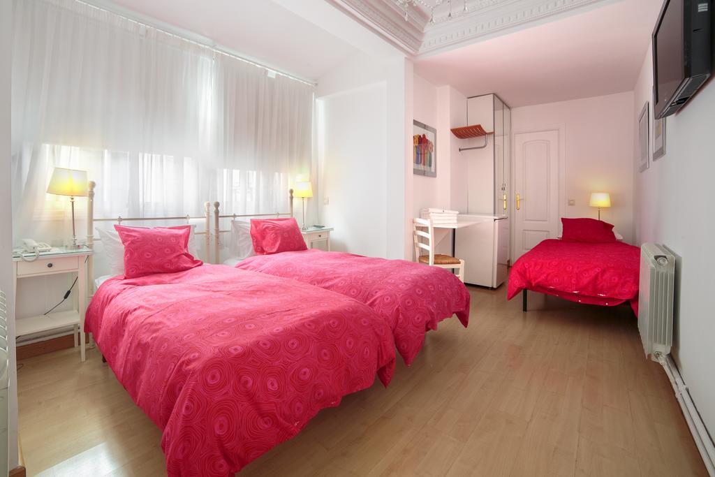 Hostal Adriano Madrid Buitenkant foto