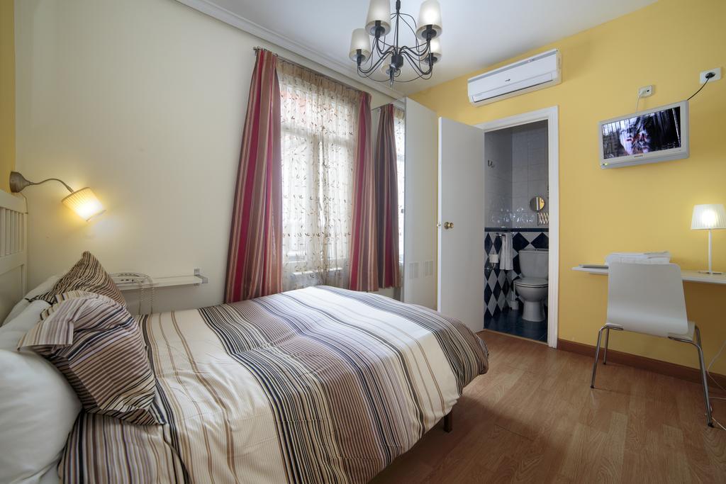 Hostal Adriano Madrid Buitenkant foto