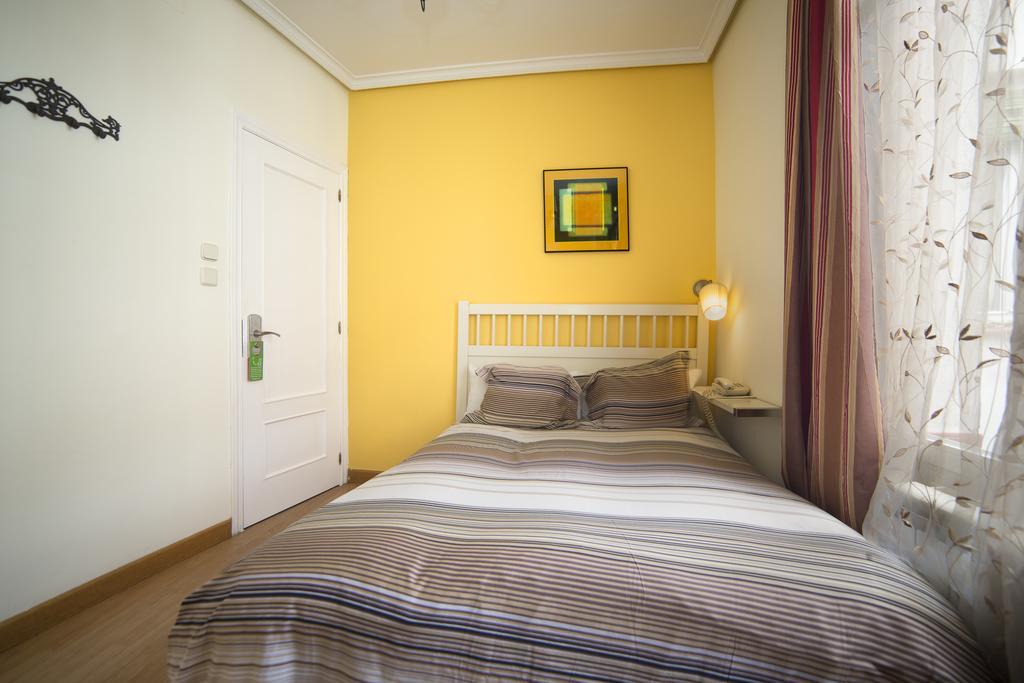 Hostal Adriano Madrid Buitenkant foto